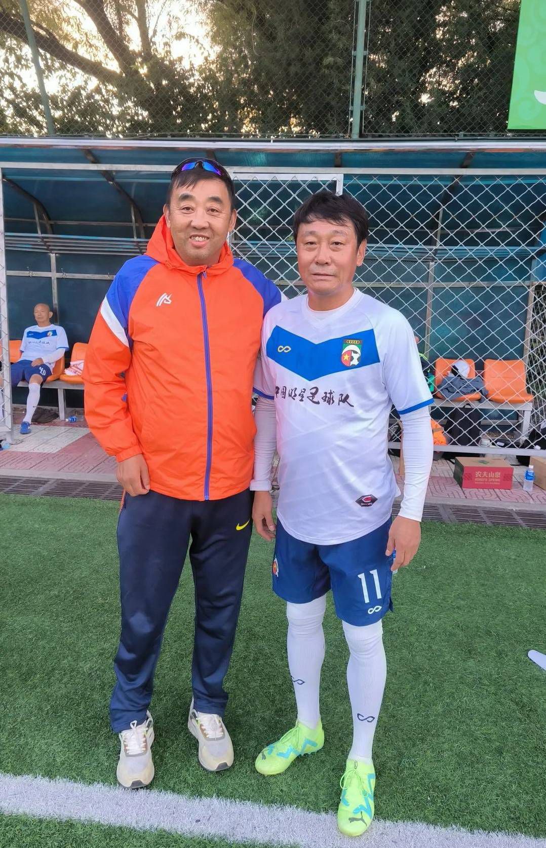 沙特联-吉达联合4-2卡利杰仍居第4 本泽马点射破门+伤退北京时间11月30日23:00，沙特联第15轮吉达联合迎战卡利杰的比赛，上半场科罗纳多推射破门，本泽马点射+中柱随后伤退，纳里点射扳回一城，下半场哈姆达拉点射，扎卡里亚-豪萨维推射破门，特耶斯精彩侧身凌空破门，最终吉达联合4-2卡利杰仍居第4。